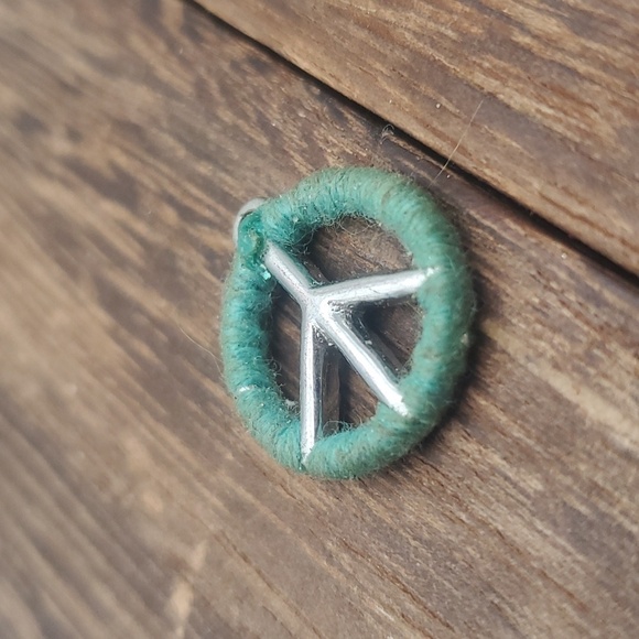Green Threaded crystal peace sign pendant - Picture 3 of 3